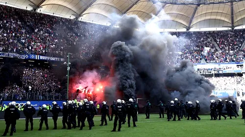 FOTO | Hamburg a retrogradat pentru prima oară în istorie! Fanii au declanșat HAOSUL pe stadion. Celebrul ceas s-a oprit după 54 de ani 