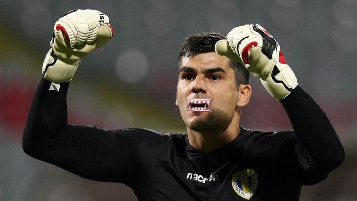 Bornescu l-a mușcat pe Bawab, glumele curg pe net: "A cerut transferul la Liverpool!" :) Vezi și alte bancuri! 