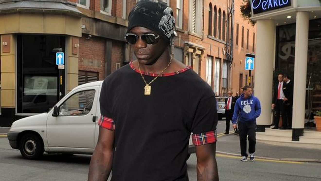 Numai Balotelli putea să facă așa ceva. Pentru ce i-a oferit 2.000 de euro unui bărbat în lenjerie intimă. VIDEO cu momentul