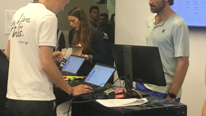 SPECIAL | ProSport a intrat în "laboratorul" în care sunt pregătite rachetele starurilor de la Roland Garros. Întâlnire cu antrenorul Regelui de la Paris: câte rachete a cerut Nadal înaintea duelului din turul secund