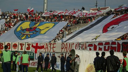 Rapid îi alungă pe "câini" cu prețuri prohibitive la bilete! CUM COMENTEZI?