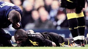 Inima a spus stop joc!** Muamba a fost resuscitat de un fan, dar se află în stare critică! Istoria neagră a momentelor care au ȘOCAT lumea fotbalului