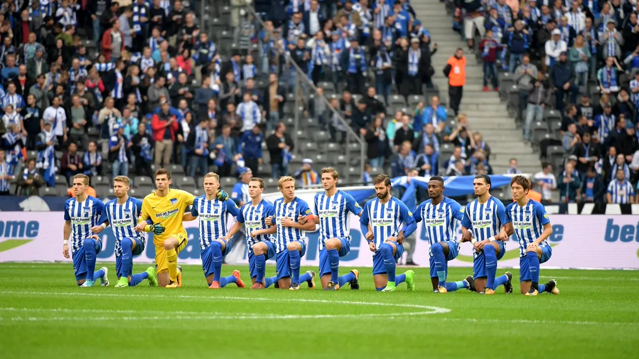 Donald Trump primește lovitura de lângă Zidul Berlinului. Fotbaliștii echipei Hertha au îngenuncheat înaintea meciului din Bundesliga cu Schalke 04. Simbolicul gest de protest a fost inițiat de starul din NFL, Colin Kaepernick | FOTO & VIDEO