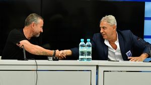 Sorin Cîrțu pune piciorul în prag după ce Laurențiu Reghecampf s-a înfuriat din cauza declarațiilor președintelui Universității Craiova: „Nu are voie să se supere pe noi! Sunt niște discuții între el și domnul Rotaru, nu le ascunde nimeni”