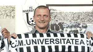 Vezi cum l-au primit fanii lui U Cluj pe Dorinel la primul meci după revenirea acestuia pe bancă