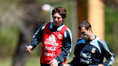 VIDEO Emoții pentru Maradona! Mascherano l-a accidentat pe Messi la antrenament!