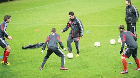 Momente penibile în 'deschiderea' meciului dintre Steaua și Ajax!** Românii s-au făcut de râs: au angajat o translatoare care nu înțelegea olandeza. Cum s-au "scos"