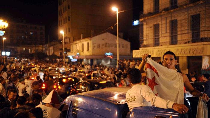 VIDEO** Algerienii au sărbătorit la Arcul de Triumf calificarea la CM! 80 de reținuți la Paris și Marsilia!