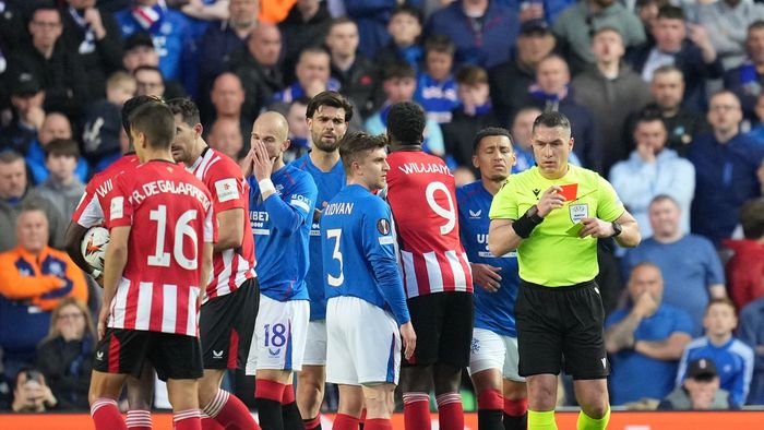 Istvan Kovacs, decizie cu scandal! A dat cartonaș roșu în Rangers - Bilbao, după ce a fost chemat la VAR