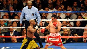 Mayweather, de neoprit! Americanul l-a învins pe Saul "Canelo" Alvarez și a cucerit titlurile WBA și WBC