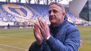 Ce jucător din tabăra oltenilor i-a atras atenția lui Emil Săndoi la meciul U Craiova 1948 - U Cluj 5-0. „E disciplinat în joc și e în revenire de formă!" | EXCLUSIV