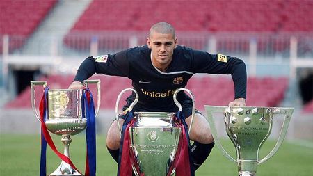 22 de trofee cu mănușile Barcelonei și un mod original de "a stinge lumina". Victor Valdes a anunțat că s-a retras, apoi a "fugit" de pe rețelele de socializare