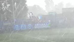Suporterii, la bustul gol în timpul furtunii! Grindina a întrerupt un meci de baraj și a golit stadionul. Doar câțiva curajoși au rămas pe poziții | FOTO