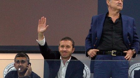 Steaua apelează la exemplele Wesley și Kapetanos pentru a-și prezenta noua țintă:** "E bun-bun! Nu garantez cu postul, ci cu capul".