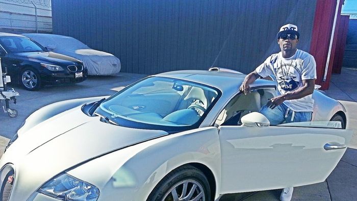 FOTO | Karma îl lovește pe Floyd Mayweather. Mașinile de lux cu care se lăuda boxerul au ars complet
