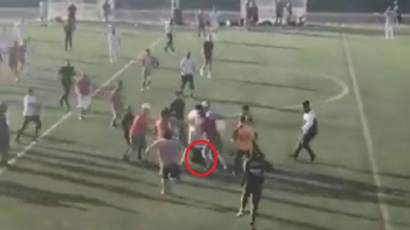 Scene terifiante în Anglia: "Este cel mai violent atac petrecut pe pământ britanic" . VIDEO | Un arbitru a fost bătut și călcat în picioare de zeci de jucători la un meci între două echipe de turci