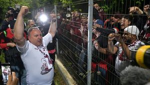 Mihai Iosif, euforic după ce a promovat cu Rapid în Liga 1: „Ce să-mi mai doresc? Cupa UEFA!”. Ce le-a cerut jucătorilor la petrecere | VIDEO