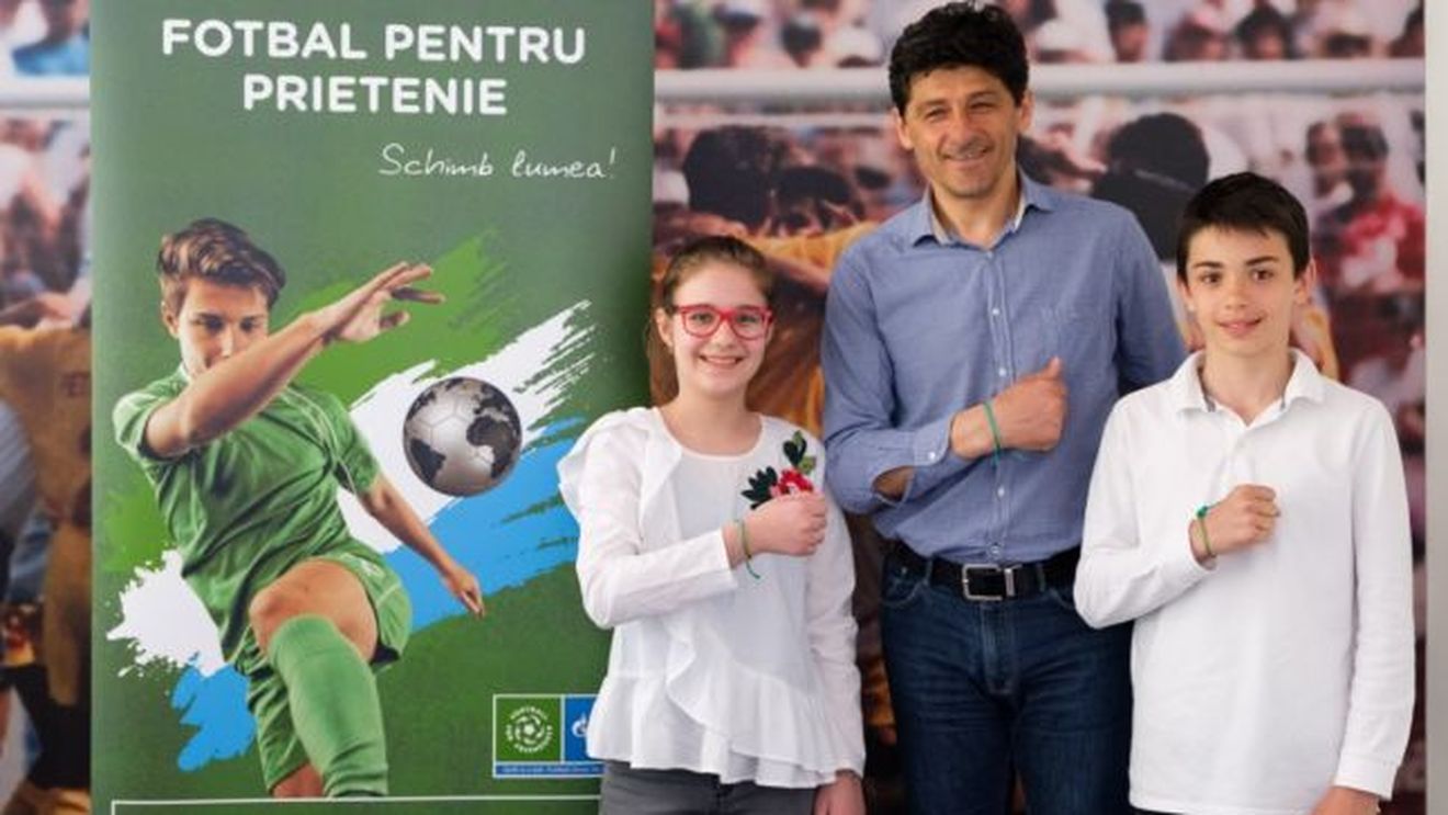 Doi copii din România participă la programul internațional „Fotbal pentru Prietenie" 