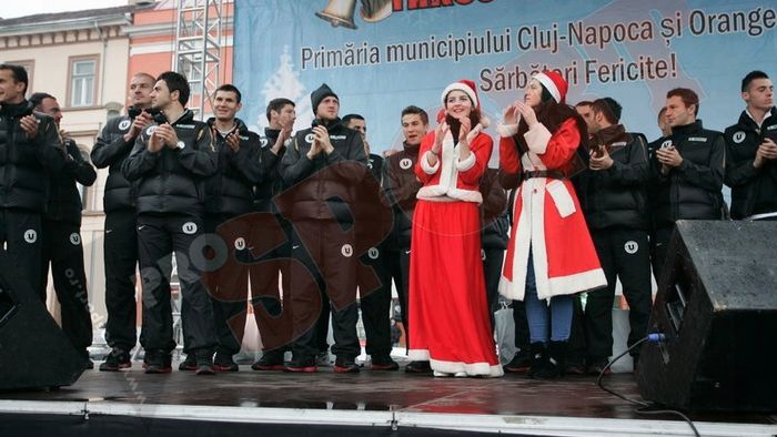 FOTO Moșul în alb și negru! Fotbaliștii lui "U" au împărțit cadouri copiilor