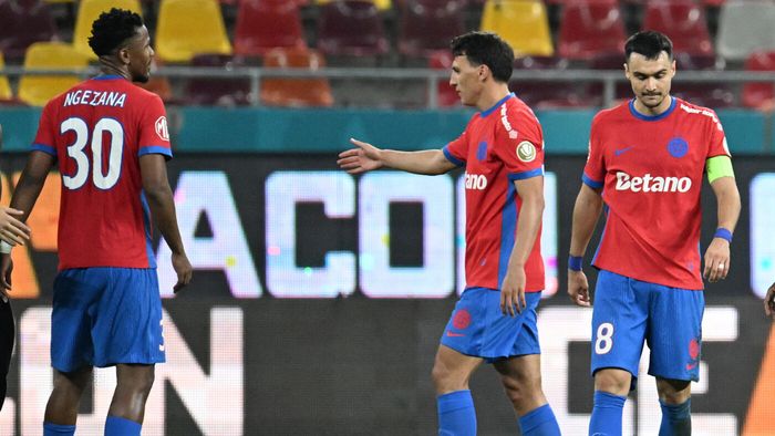 Gigi Becali n-a mai suportat şi i-a dat afară din echipă la pauza meciului FCSB - Dinamo. Cei doi fotbalişti, out după 45 de minute