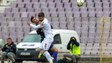 FOTO | Imagine tulburătoare cu rana rapidistului Băjan, eliminat în meciul cu ASU Poli. Daniel Pancu a izbucnit din nou: ”Uitaţi-vă cum arată capul jucătorului meu! Vrem să fim arbitraţi corect”