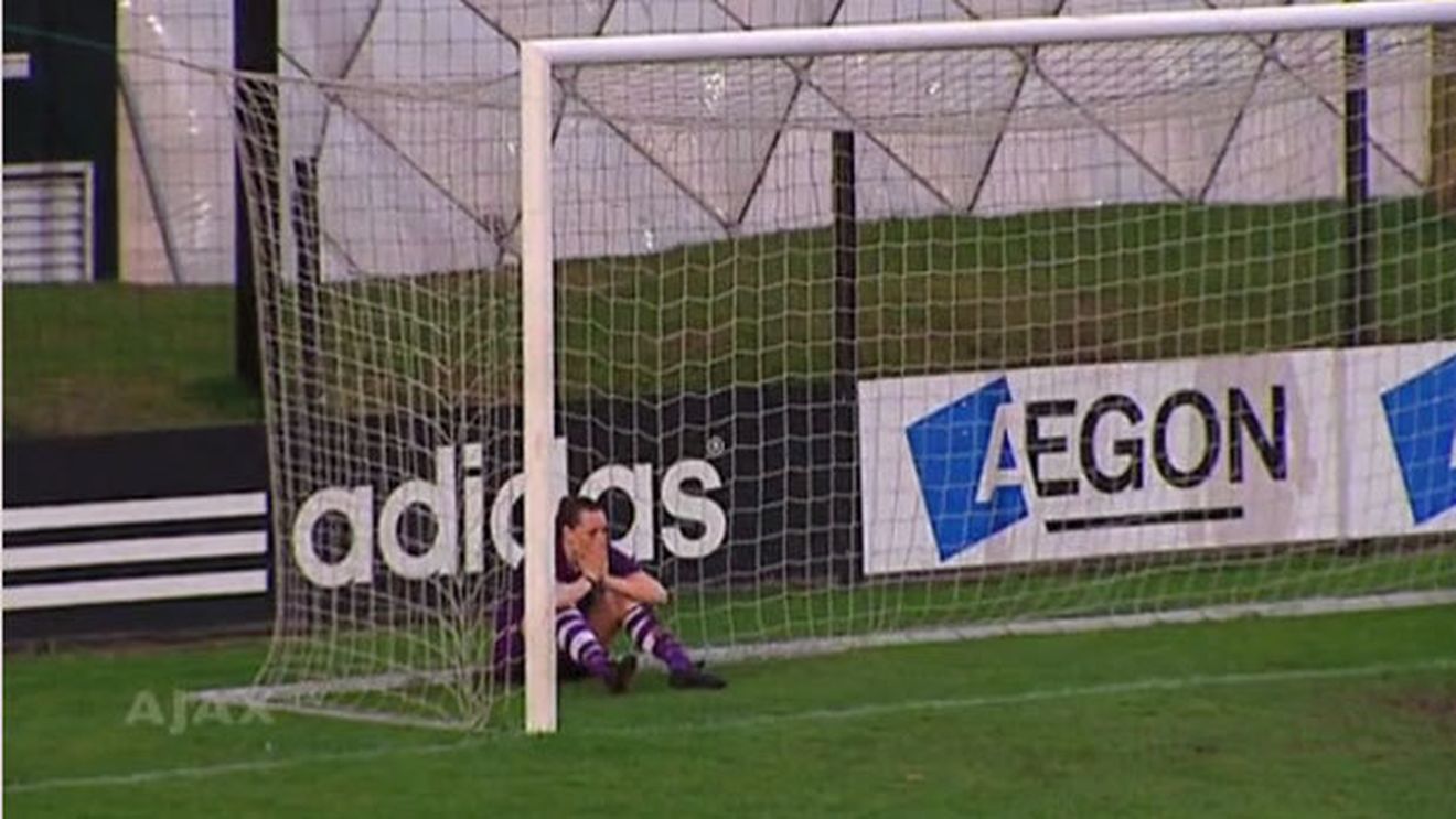 VIDEO "Ce ai făcut, fată?" :)** Ratarea lunii vine din fotbalul feminin: o fotbalistă s-a făcut de râs în fața porții goale. Ce a "reușit" atacanta