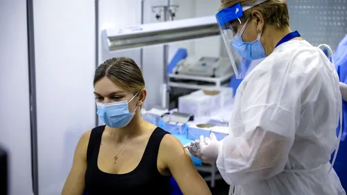 Simona Halep a mers să se vaccineze anti COVID-19: „Sper să nu am reacții adverse!”. Cum și-a făcut apariția cea mai bună jucătoare de tenis a României, după eliminarea de la Australian Open | FOTO & VIDEO