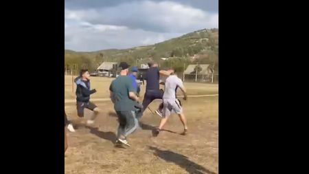 Bătaie incredibilă pe teren în ligile inferioare din România! Şi-au cărat pumni şi picioare, iar "vedeta" a fost o "namilă" ce părea Hulk: "Bă, lasă-l, bă! Ce se bat ăştia! Ai filmat?" | VIDEO