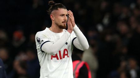 Radu Drăgușin trăiește o dramă la Tottenham și e la un pas să plece! Presa din Anglia trage concluzia: „Rigiditatea tactică a lui Postecoglou și faptul că nu vrea să lucreze fazele fixe sunt motivele ei!”