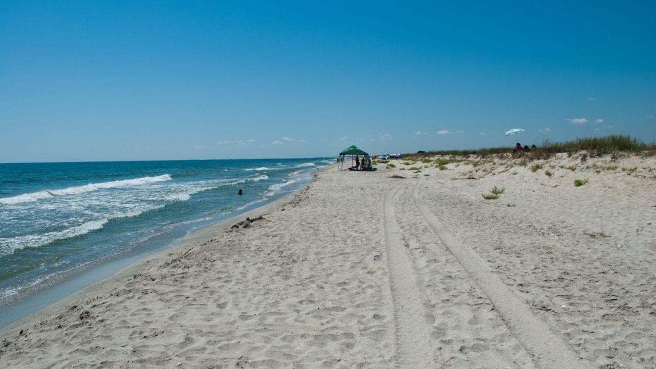 FOTO - Un șofer a rămas împotmolit cu mașina pe malul mării