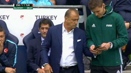 VIDEO FABULOS | "Împăratul" Fatih Terim, moment genial în Anglia - Turcia 2-1: a luat telefonul mobil și s-a dus cu el spre arbitrul de rezervă. Ce i-a arătat