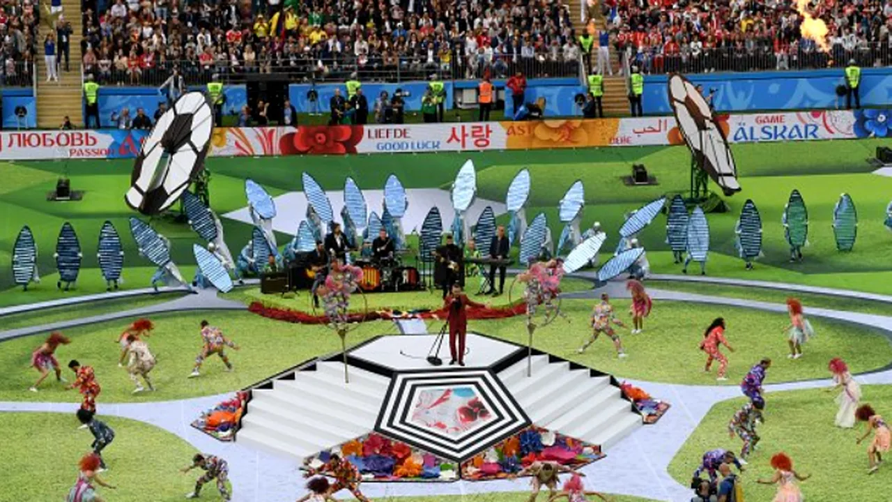 Un colos din industria media a Statelor Unite a prezentat scuze publice după ce milioane de spectatori au văzut în prim-plan gestul grosolan al lui Robbie Williams de la deschiderea Campionatului Mondial de fotbal
