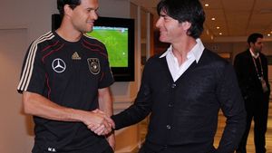 Low:** "Ballack face parte în continuare din planurile mele"