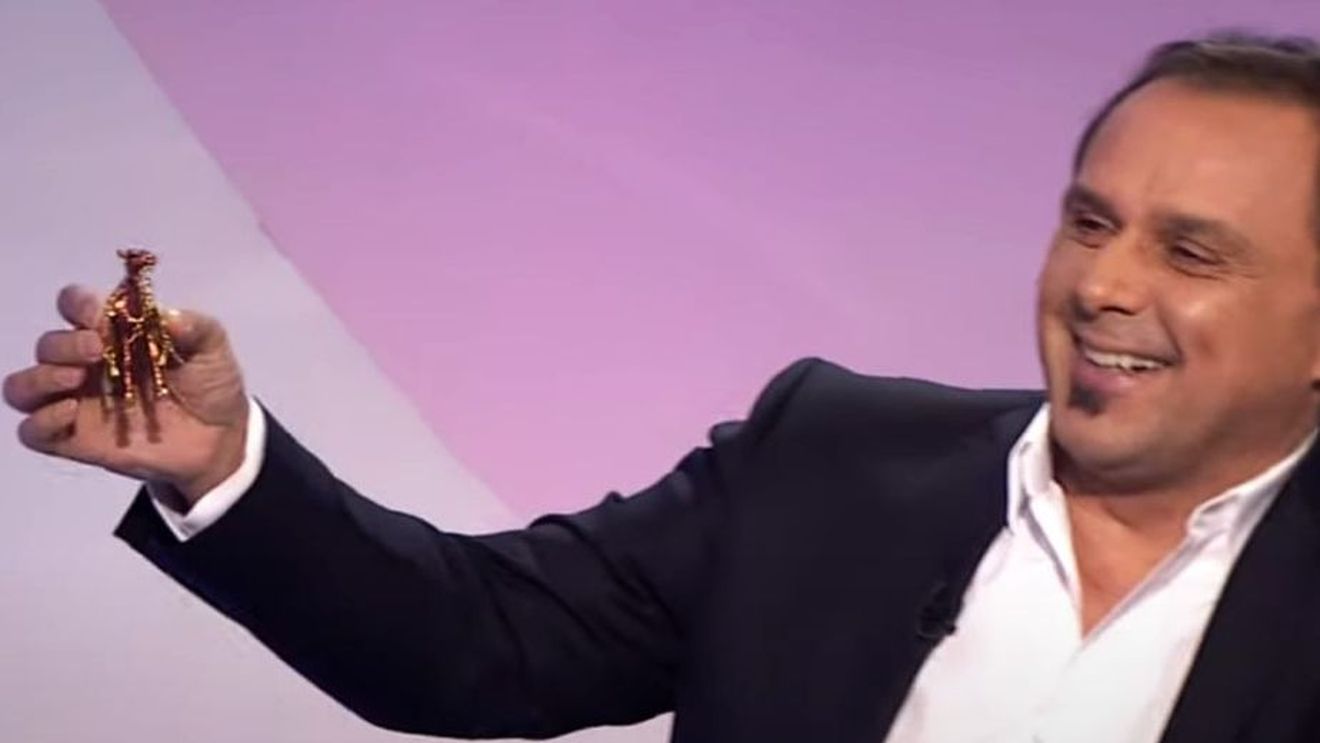 Continuă tachinările între Basarab Panduru și Cornel Dinu! Cum l-a lăsat fără cuvinte pe „Procuror” „Ţi-am adus o cămiluţă, Mister!”? | VIDEO