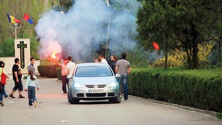 „Vă dăm foc la mașini!"