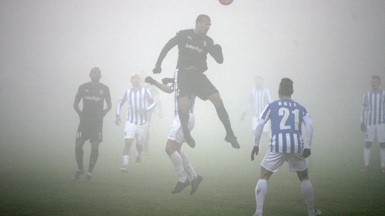 Condițiile execrabile în care Astra vrea să se bată pentru titlu: jucători neplătiți, mocirlă în loc de teren de antrenament, fără mâncare: "Tăiau jambierele și-și făceau căciuli". Șumudică e tentat să plece în iarnă