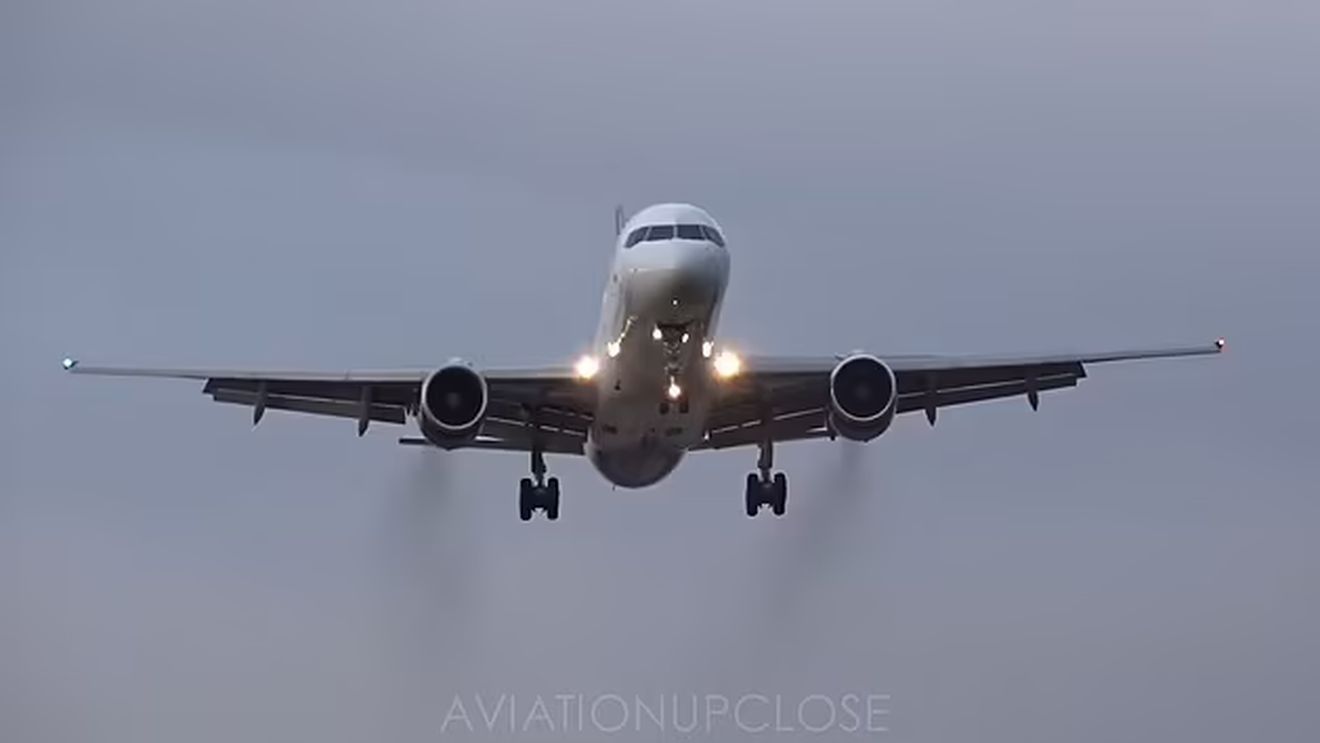 Imaginile groazei! Avionul în care se afla toată delegația lui Manchester City, în frunte cu Pep Guardiola, a fost obligat să aterizeze de urgență, după ce vântul era să dărâme aeronava! Pilotul a adus aparatul la sol în Liverpool, după 3 tentative eșuate la Manchester | VIDEO