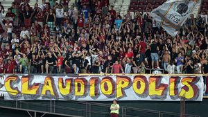 Meci de risc maxim. Fanii CFR-ului se plâng că au fost agresați la casele de bilete de suporterii echipei "U". Pentru a evita bătăile, cumpără 100 de tichete de 200 de lei