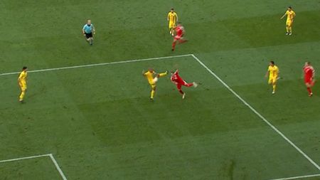 GALERIE FOTO | Eliminare controversată pentru Tamaș, în finalul primei reprize! Trebuia scos din joc fundașul lui Contra?