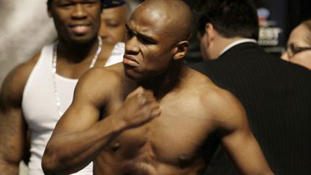 Mayweather, victorie în 12 runde!