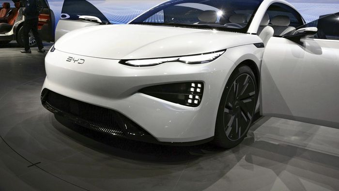 Ce s-a întâmplat cu o mașină BYD care a fost lovită de fulger de trei ori în câteva secunde