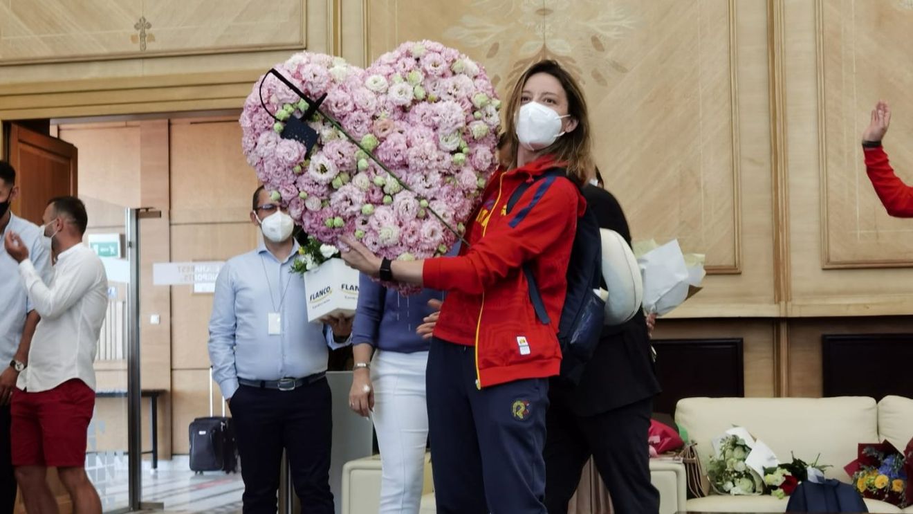 Ana Maria Popescu a ajuns în țară! Primire emoționantă pentru spadasină + Atac dur la adresa lui Eduard Novak. „Sper să veniți dumneavoastră cu aurul de la Tokyo” | GALERIE FOTO