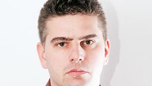 Tenis, fotbal și valize