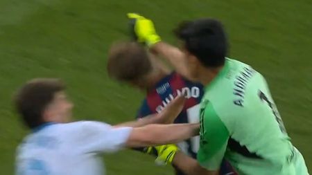 Îl așteaptă o suspendare „istorică”, după ce i-a dat un pumn direct în figură adversarului! Clubul l-a pedepsit deja