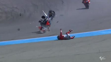 VIDEO | Accident groaznic în MotoGP! Jorge Lorenzo și-a rupt motocicleta în două, pilotul a fost transportat la spital


