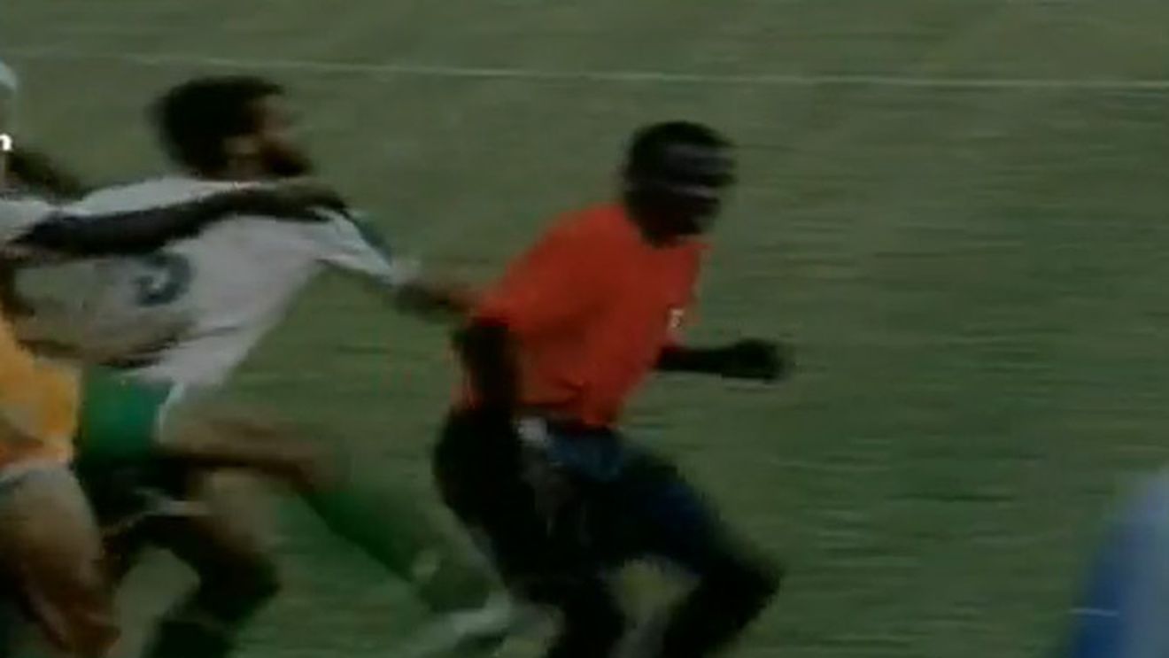VIDEO **Arbitru luat la picioare la un meci din Africa