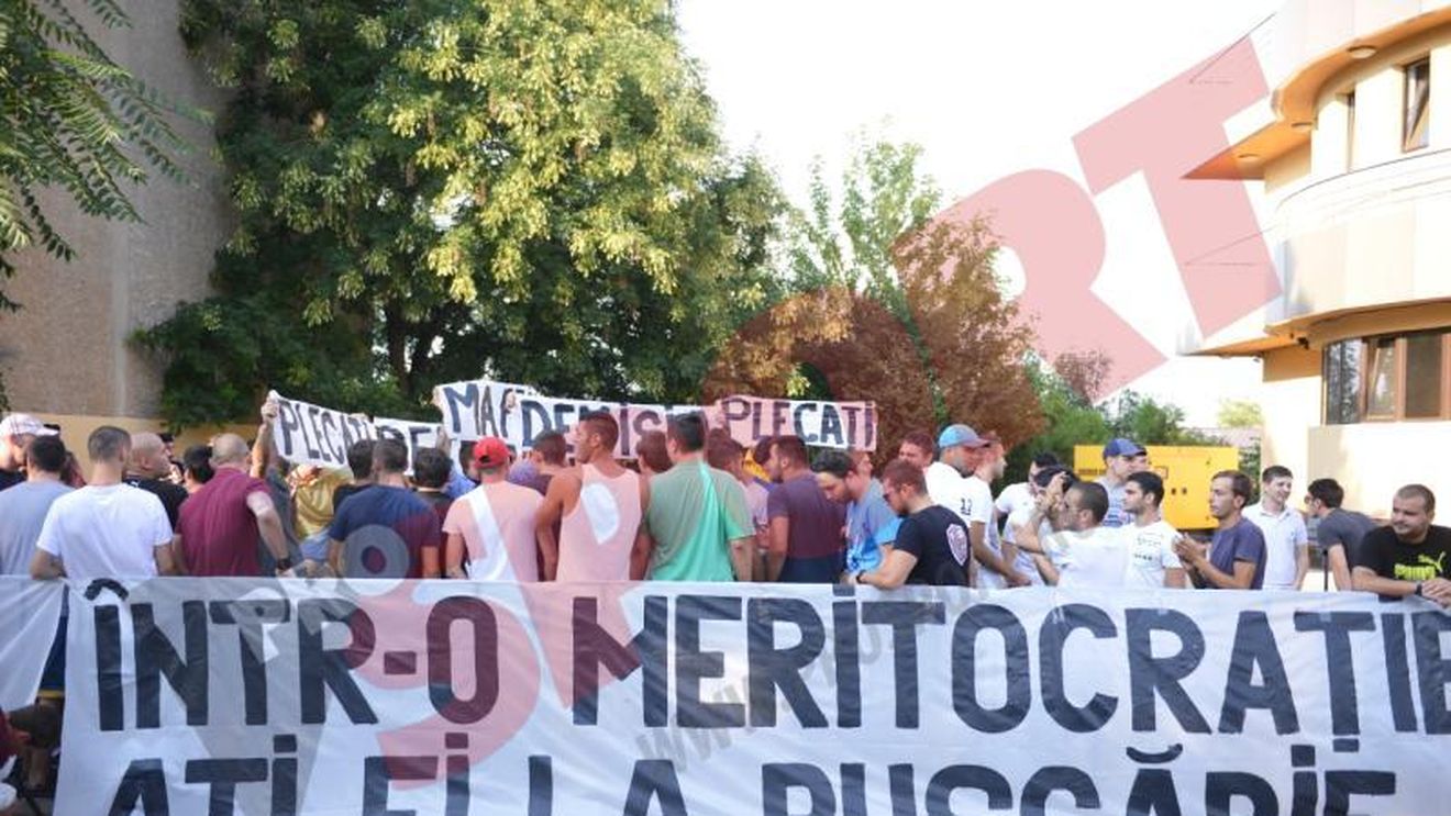70 de rapidiști au protestat la LPF: "UEFA, wake up" FOTO