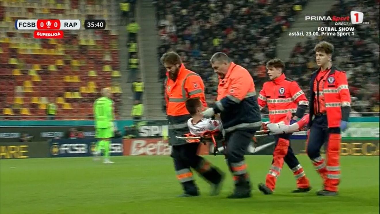 S-a rupt în minutul 35 al meciului FCSB - Rapid București! Lovitură teribilă: a fost scos pe targă