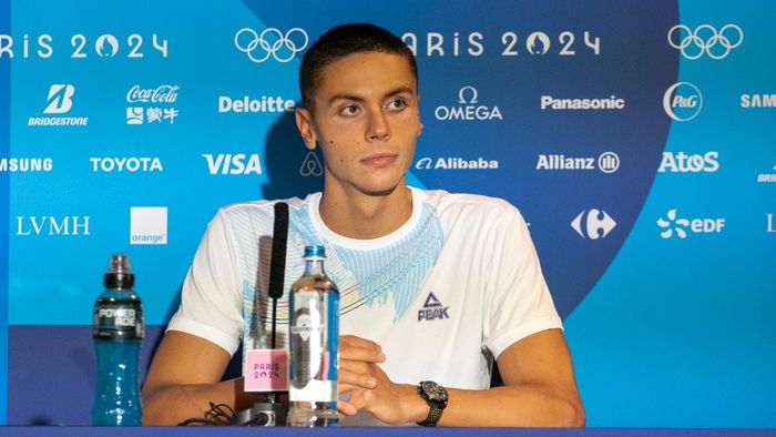 S-a aflat prin ce a trecut David Popovici la Paris. Ce i-au făcut stewardesele românce de la TAROM campionului olimpic, după ce un angajat francez a comis o gafă uriașă