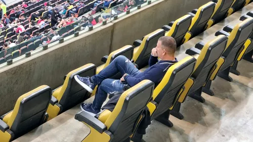 Ionuț Chirilă, în tribune la meciul care îi poate aduce demiterea lui Ovidiu Burcă! Cum a fost surprins la Dinamo - Poli Iași | FOTO EXCLUSIV